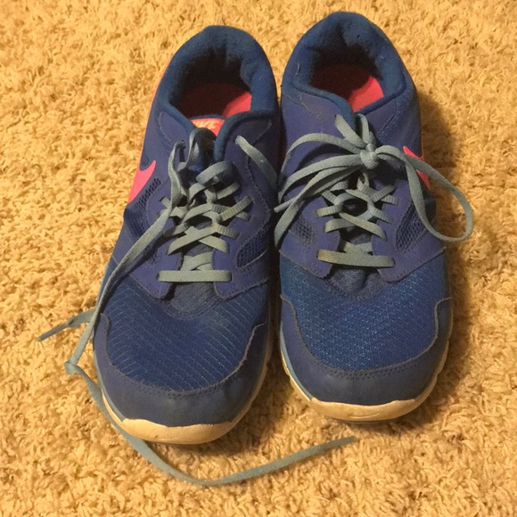 Nike Shoes - Nike tennis shoes